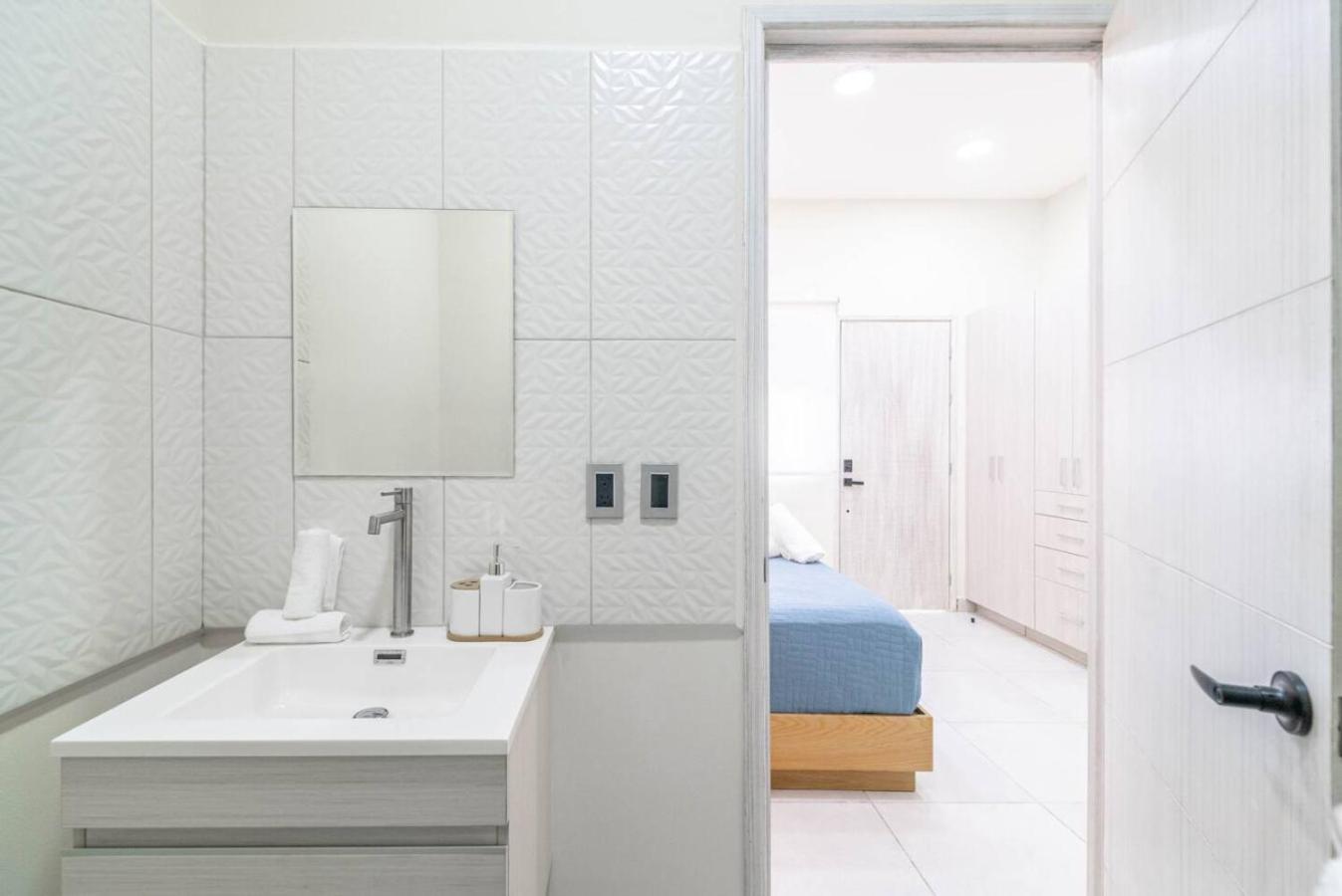 2 Bd With Balcony Gym Rooftop Pool *