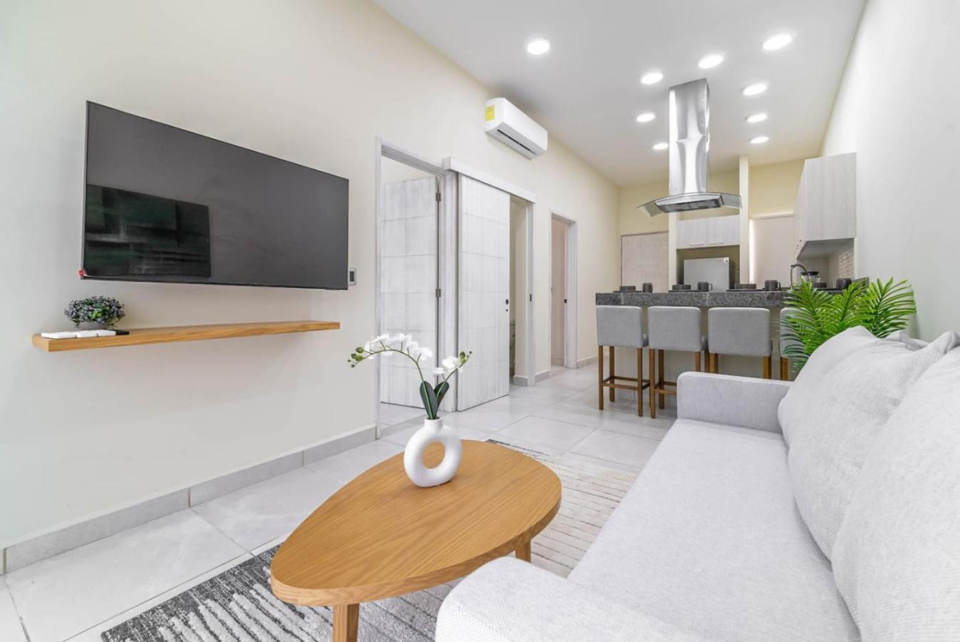 2 Bd With Balcony Gym Rooftop Pool