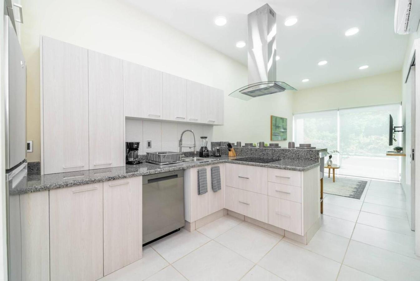 2 Bd With Balcony Gym Rooftop Pool * Playa del Carmen
