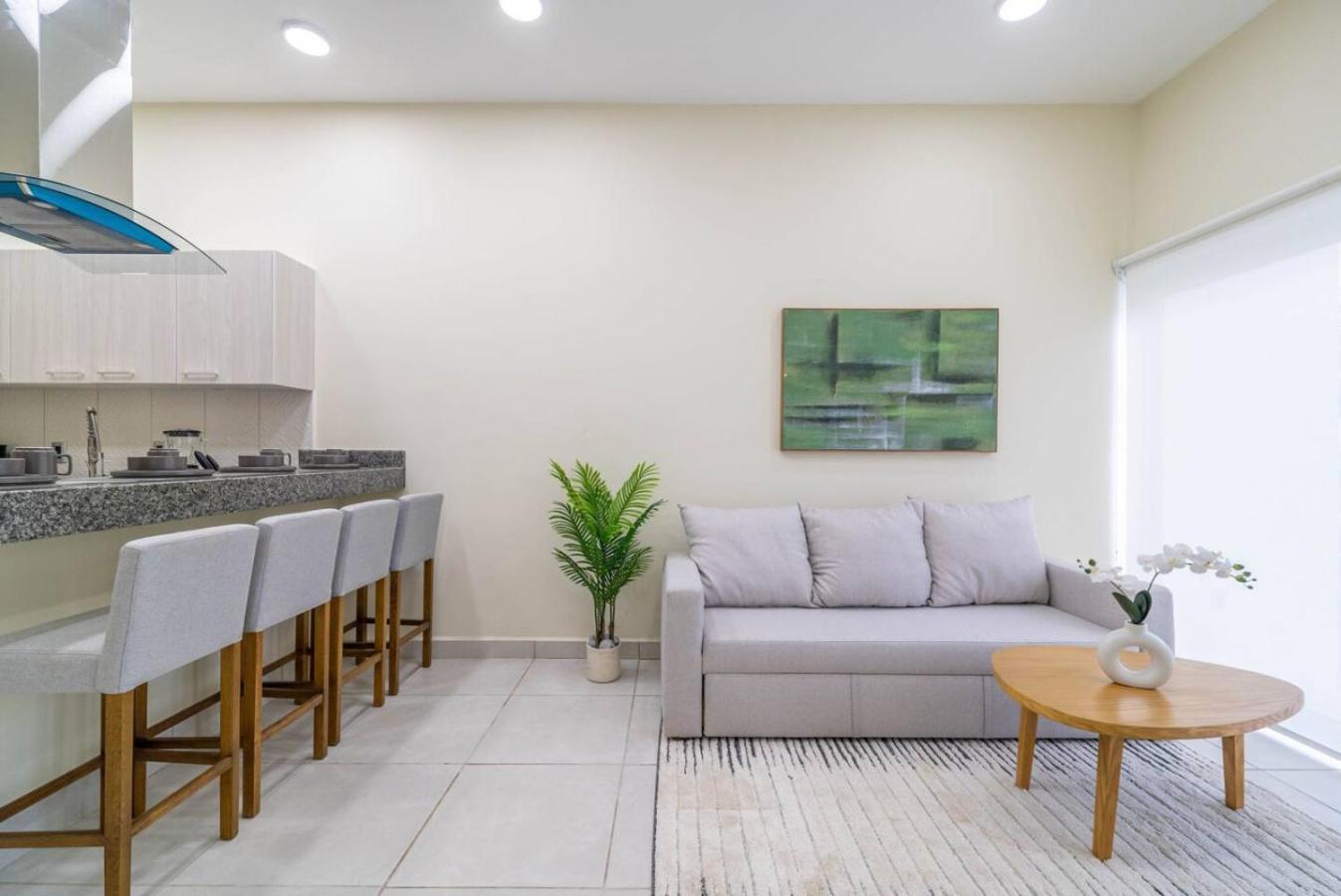 2 Bd With Balcony Gym Rooftop Pool *