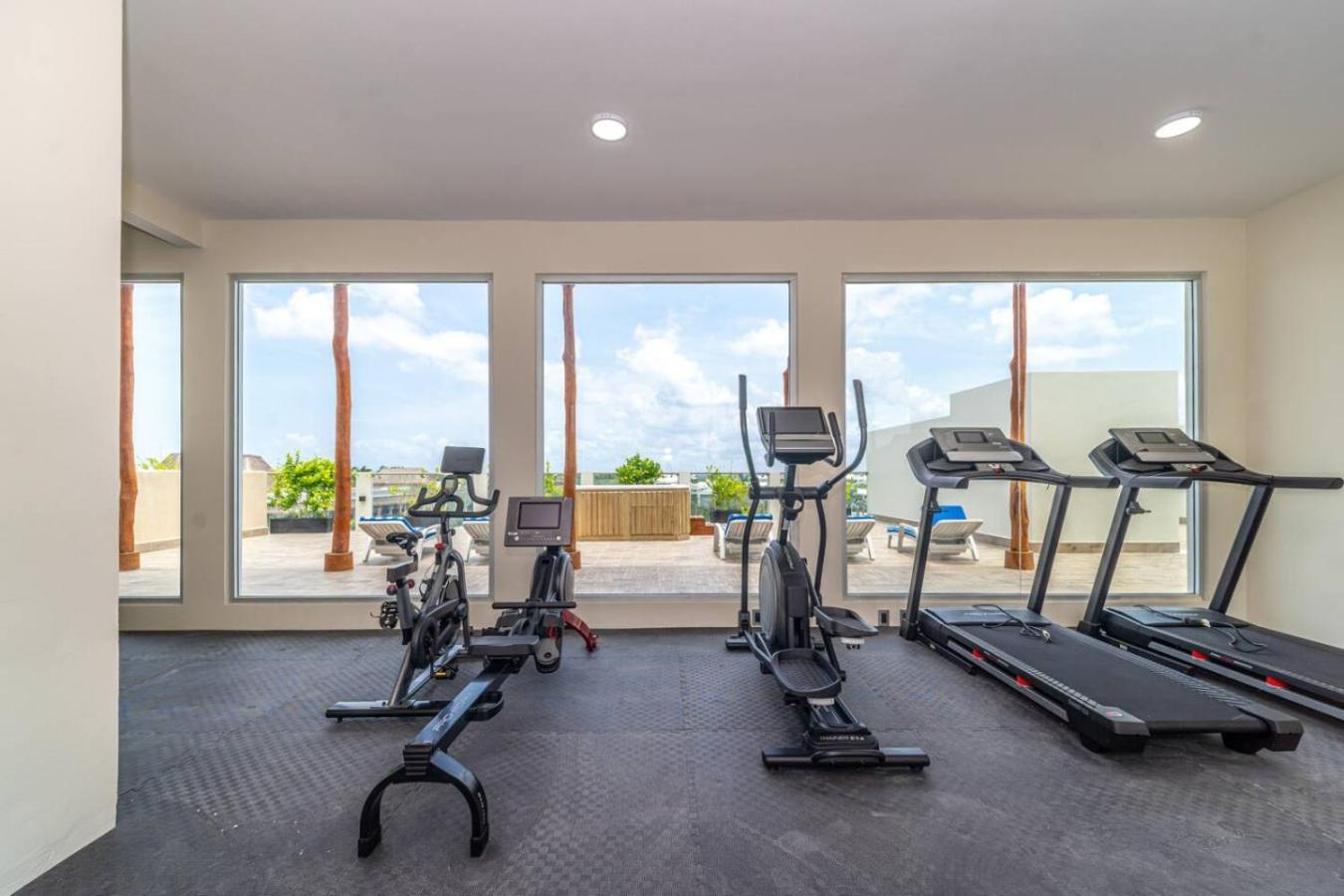 2 Bd With Balcony Gym Rooftop Pool *