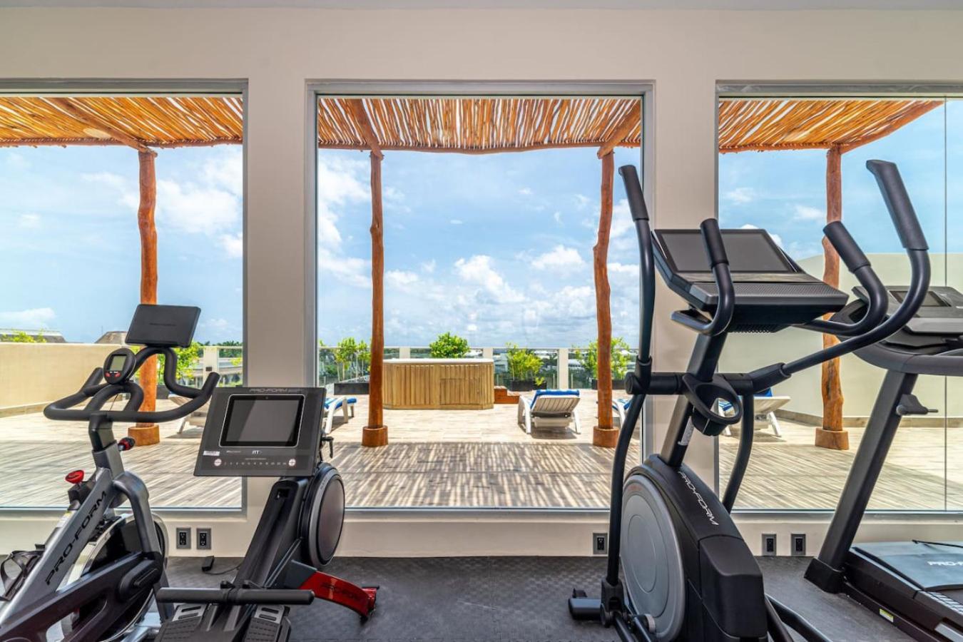 2 Bd With Balcony Gym Rooftop Pool *